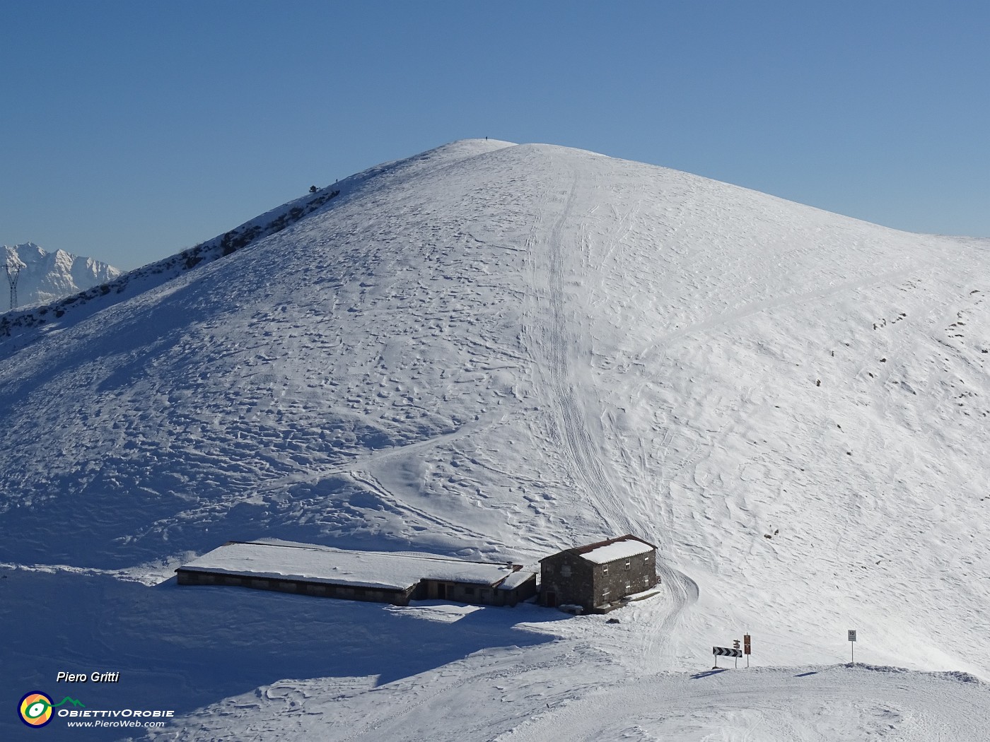 58 Raffaele in pochi minuti in vetta al Montu (1854 m).JPG